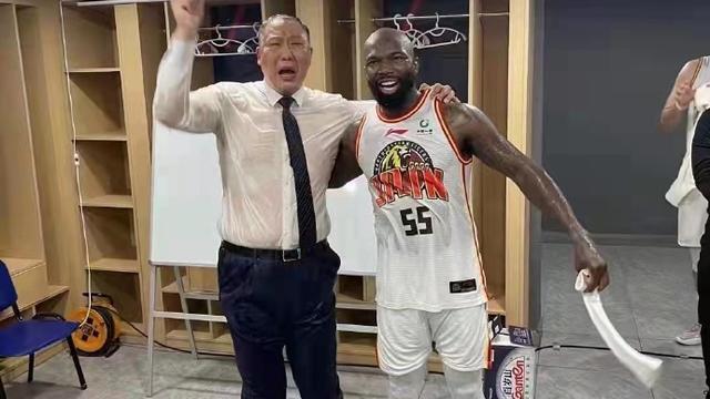 吉林男篮|淘汰北京后！吉林更衣室狂欢曝光，琼斯最搞怪，王晗“湿身”成功