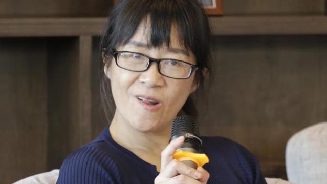 余秀华|46岁诗人余秀华庆生，自称超级女流氓，与90后男友亲吻遭嫌弃