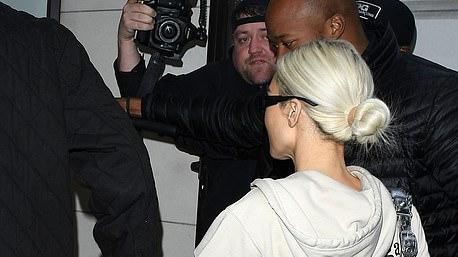 金·卡戴珊|有钱也不好使？英王室拒绝金卡戴珊参加皇家派对，金姐穿金色真闪