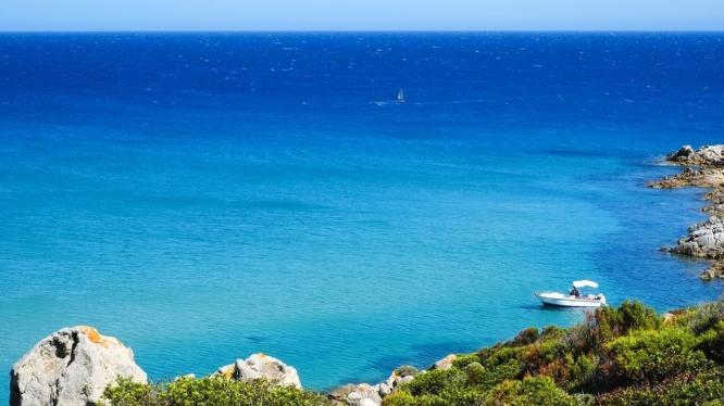 |在蔚蓝的天空下撒丁岛，令人目眩的碧绿水浴中寻找水下的隐居生活