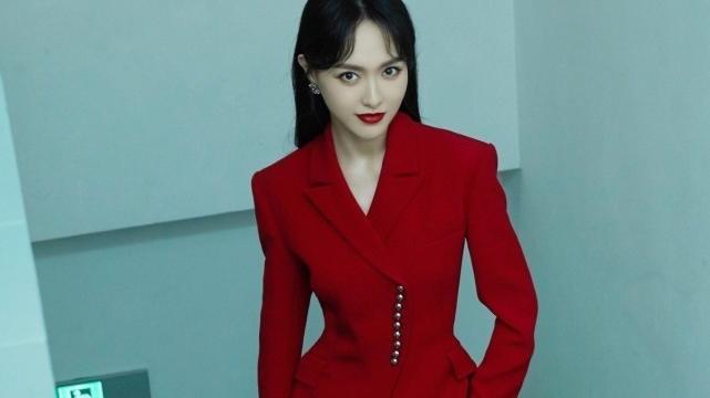 唐嫣|唐嫣久违回归美到开挂！穿黑色西装亮相拍大片，变央视脸后气场足