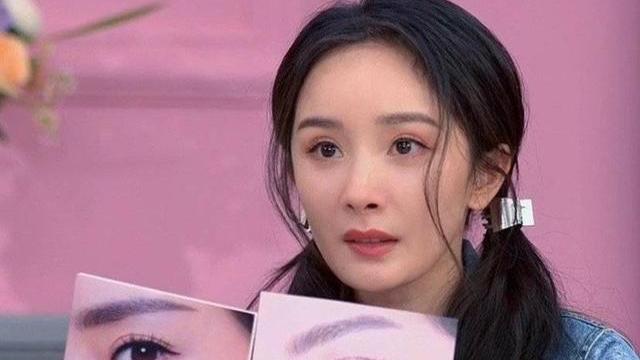 杨幂|杨幂直播看眼睛猜明星，听到“二字古装美男”下意识说出肖战名字