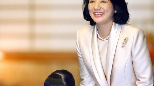 夏洛特公主|不光夏洛特，爱子小时候也爱吐舌卖萌，活泼调皮的样子太可爱了