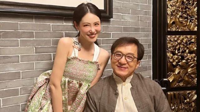 成龙|网红左岸潇晒与成龙合影，甜蜜紧靠满脸笑容，苏芒也在现场