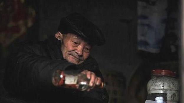 建议中老年人：手里再缺钱，也别喝这3种白酒，都是勾兑的