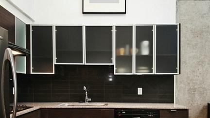 橱柜吊柜是上翻门方便还是平开门方便？老师傅的话让我不再纠结