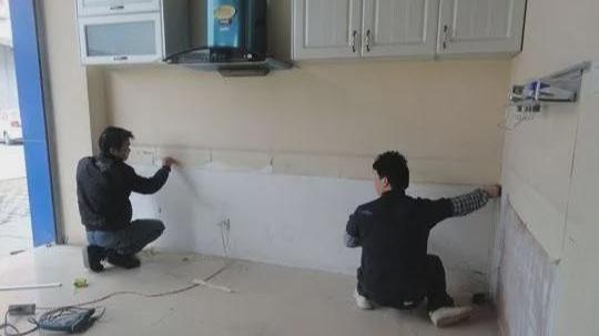 定做整体橱柜要2到3万，黑！瓦工做个砖砌橱柜3千多搞定！逆天