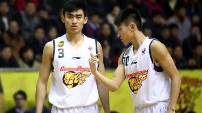 二哥|宏远旧将亲承告别CBA，辽篮二哥秀精湛手艺，齐麟晒队友赤脚热舞