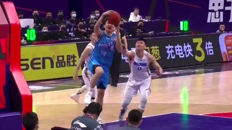76人队|CBA重罚范子铭，6次违体犯规丧失底线，北京队长翟晓川起了反作用