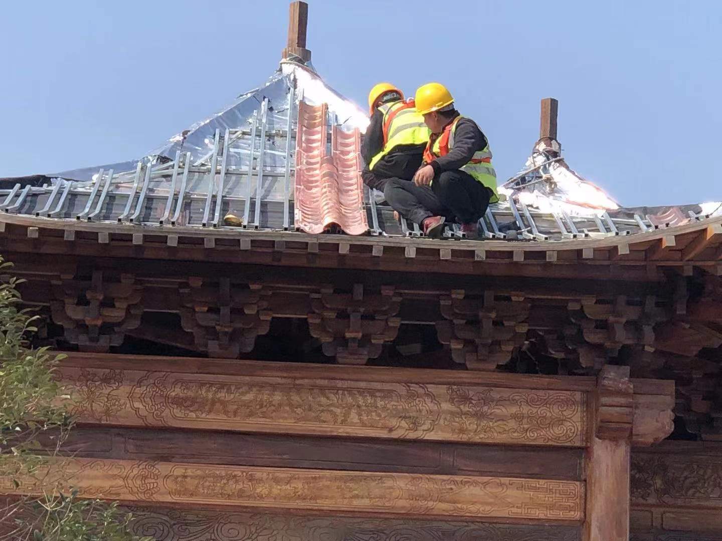 施工过程中，铝镁锰屋面板是否能被踩踏？