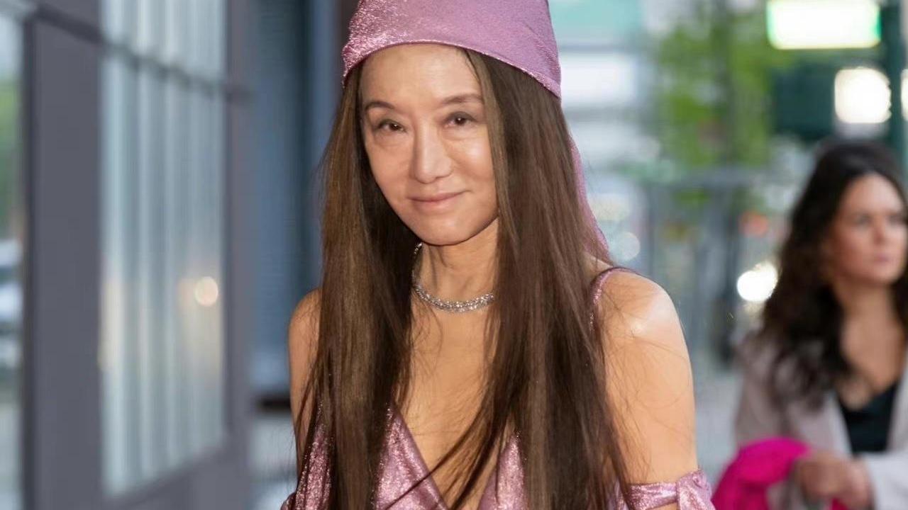 粉色|73岁王薇薇真是“不服老”！穿全粉礼服自信抢镜，大秀纤细身段