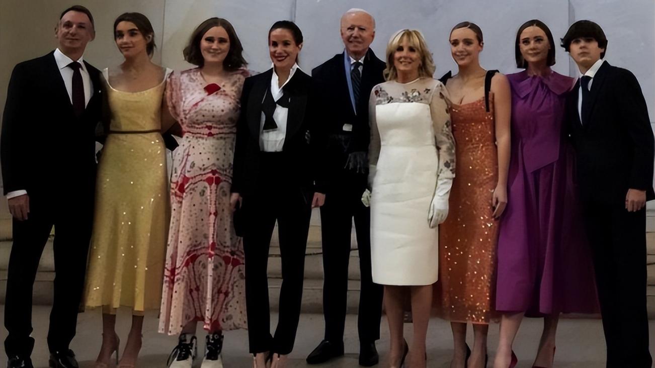 c位|吉尔与12位第一夫人合影，穿白裙站C位气质出众，七旬高龄不显老