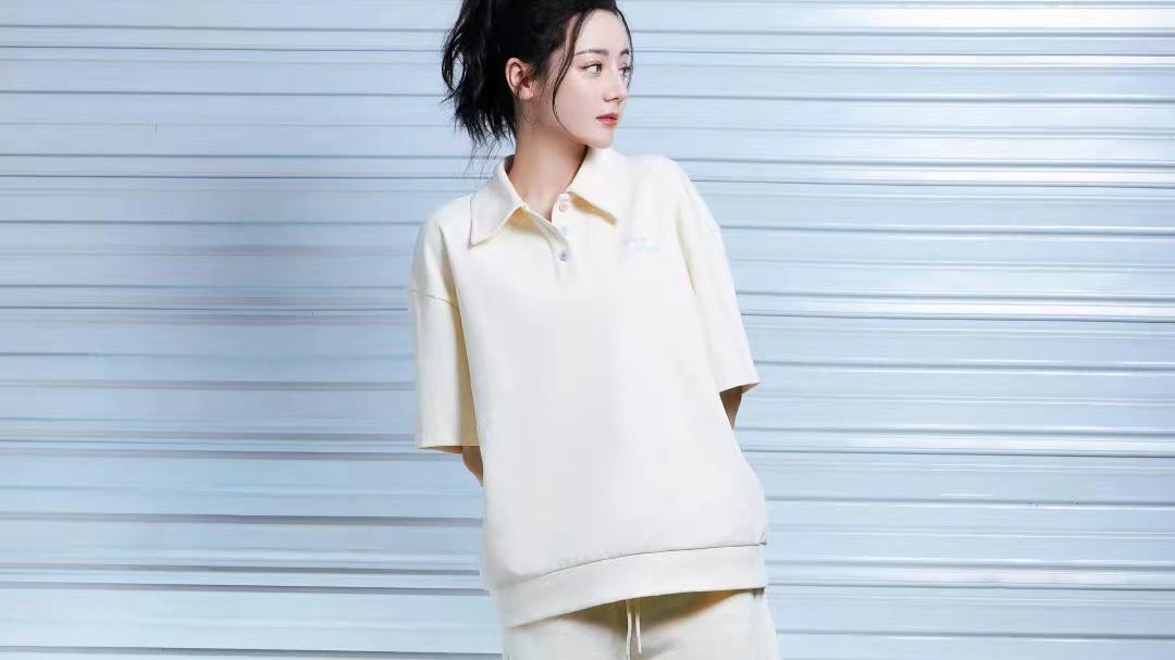 黑丝 迪丽热巴私服美图释出，高扎马尾穿米白色短袖短裤，青春活力满满