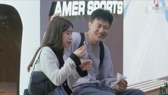 半熟恋人|半熟恋人：罗拉不介意大她8岁的王能能，坐车与其同盖一床毯子