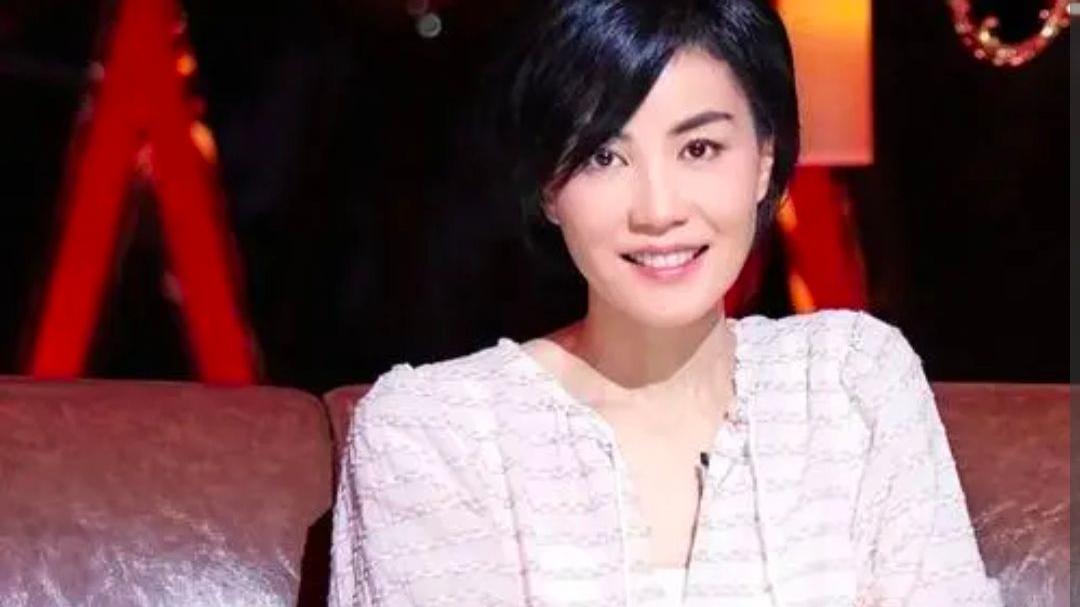 王菲|52岁王菲续接内衣代言，广告费3000万，皮肤白皙，腰带勒出蚂蚁腰