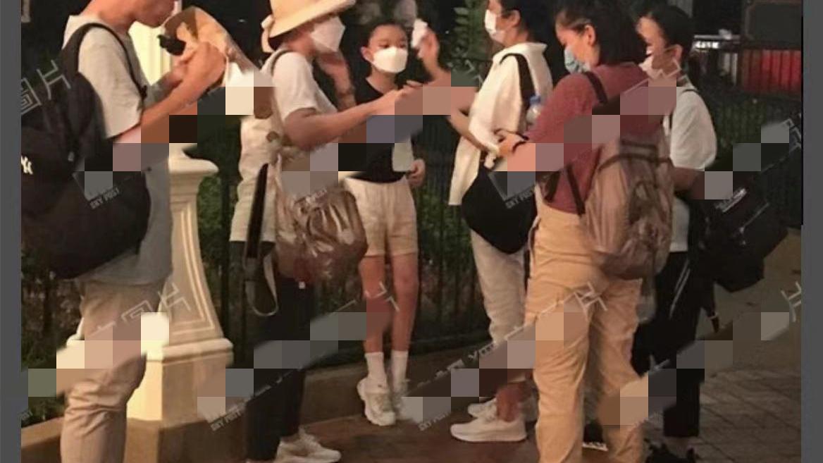 朱丽倩|朱丽倩携爱女看烟花，保镖护驾保姆伺候，十岁刘向蕙身家超过10亿