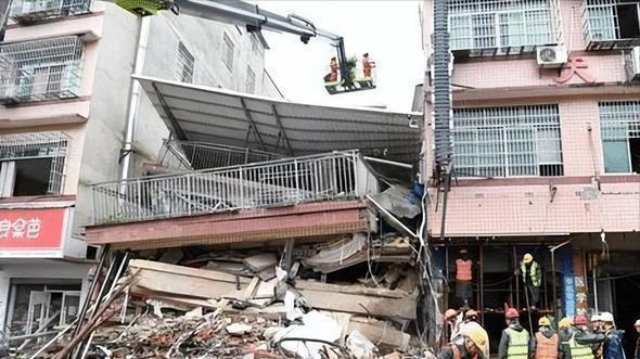 长沙医学院后街倒塌53人遇难后续，多所高校周边开拆，美食街没了