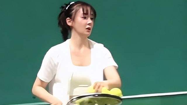 袁姗姗|袁姗姗人气持续低迷，晒打网球视频，穿露脐装超短裙身材不错
