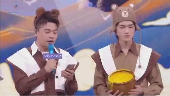 宋亚轩|宋亚轩终于成功扮熊二，童年梦想照进现实，王牌导演组有多贴心！