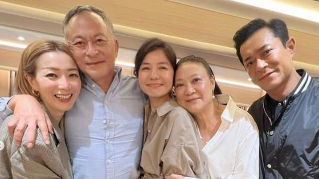 郑秀文|甘比与两位闺蜜聚餐！49岁郑秀文素颜显老态，“红姑”满面笑意