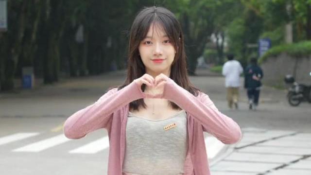 手势舞|美女手势舞走红网络，青春阳光有朝气，评论区却变了味