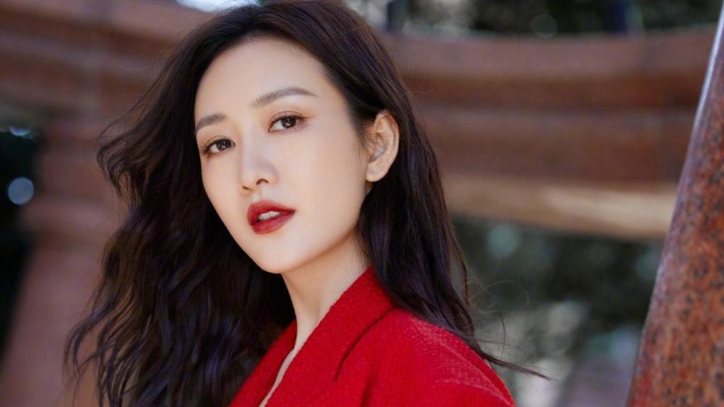 王鸥|王鸥一身红色针织套装，真的好看，红色貌似与王鸥很配哦！