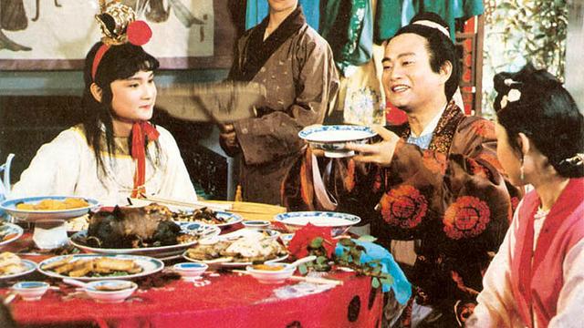 宁国府中令人作呕的调情，丫头们都看不下去，最重要的人却在装睡