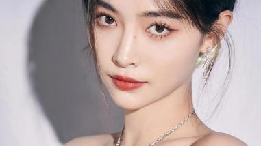 |李佳琪闺房照曝光，浴室素颜自拍风情万种，能否成为第二个鞠婧祎