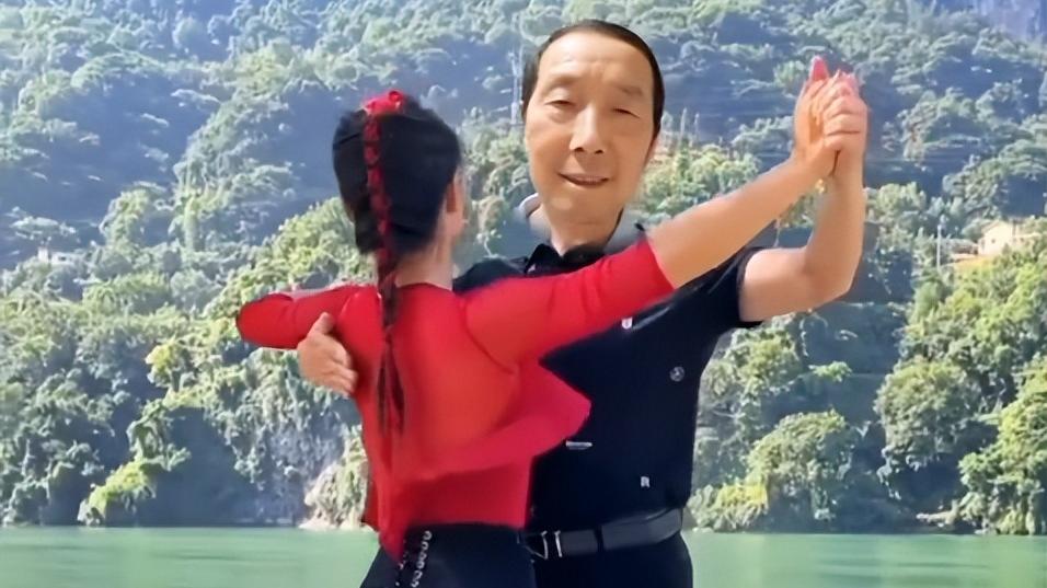 余秀华|家风问题？余秀华爸想和美女跳舞，继母承认想帅哥，网友：现世宝