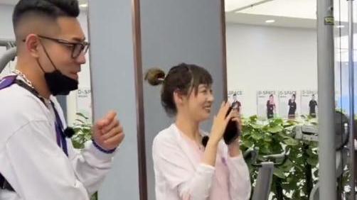吴莫愁|千万网红痞幼去健身房，盯着男教练不挪眼，网友：对猴哥念念不忘