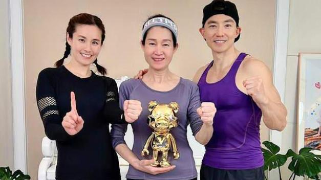 刘畊宏|刘畊宏直播间请岳母助阵，66岁又蹦又跳，网友：掌握了财富密码