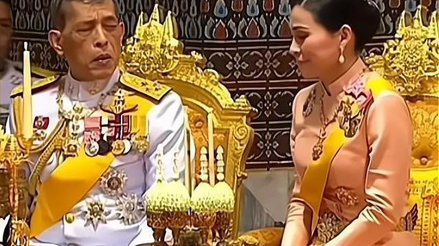 虞书欣|泰王迎接储妃别出心裁，西拉米稳居C位亮相，皇家海报点缀鲜花