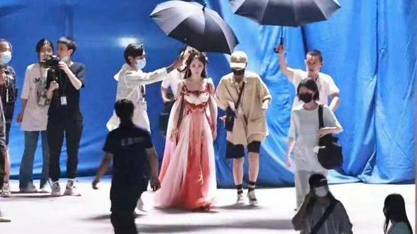 杨幂|杨幂复工拍戏，古装状态很好，搭档龚俊用尊敬的眼神看着杨幂