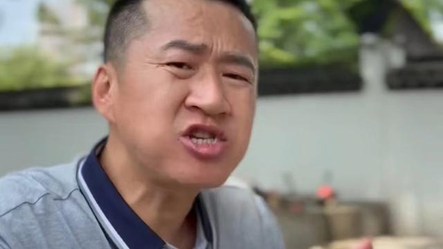 王鸥|演员李嘉明蹲路边吃剧组盒饭，边讲话边喷饭菜，满嘴油光不顾形象