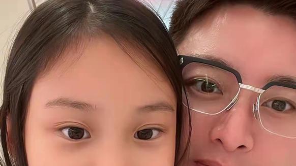 穿衣搭配 9岁甜馨大变样！脸型五官完美避开妈妈，穿粉色装和爸共用一张脸