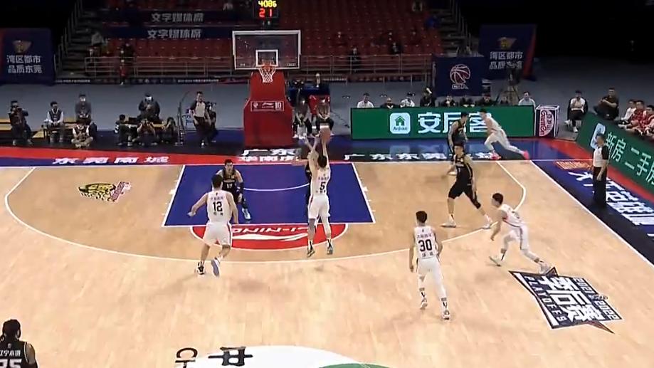 胡明轩|杜锋改换奇阵，胡明轩下起了3分雨，砸得杨鸣无奈逼停郭少遭怒斥