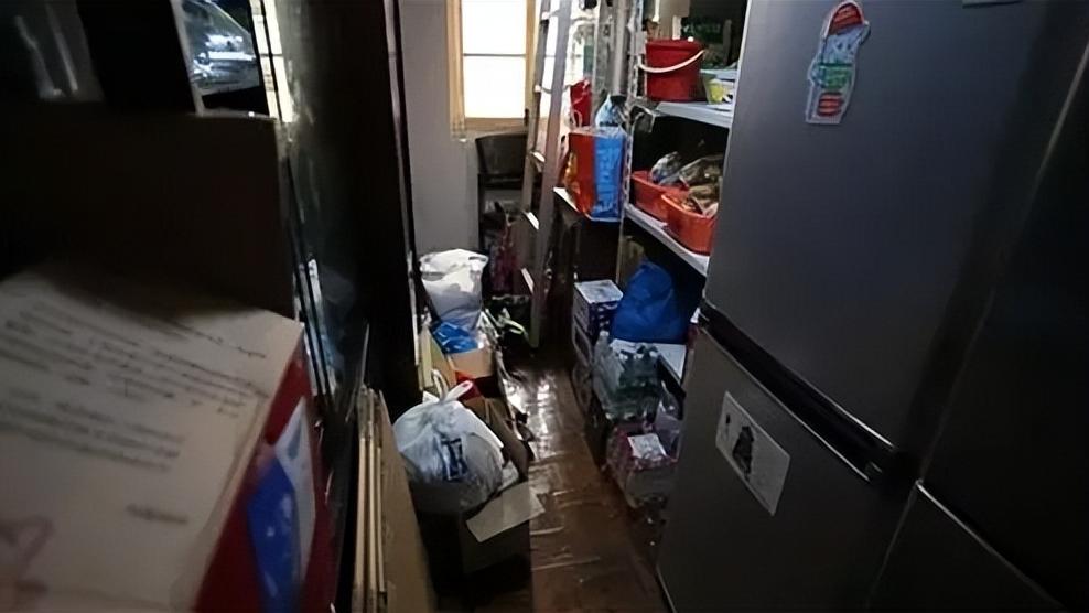 60㎡挤四代人，厕所当厨房？却拿30万的空间放3块钱1瓶的矿泉水