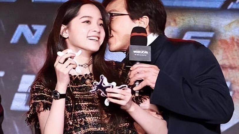 成龙|吴京为啥不让女生进娱乐圈？看到成龙和欧阳娜娜，就知道有多束手无措！