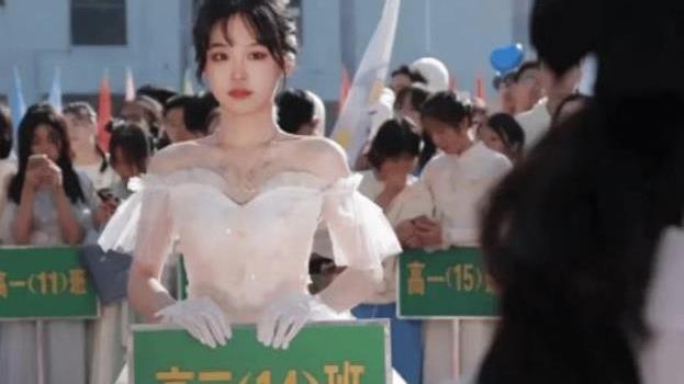 女孩|高三“举牌女孩”火了，清纯甜美撞脸鞠婧祎，评论区却化身柠檬精