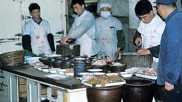 鲈鱼|70年代“下馆子”，相当于现代啥家庭水平？