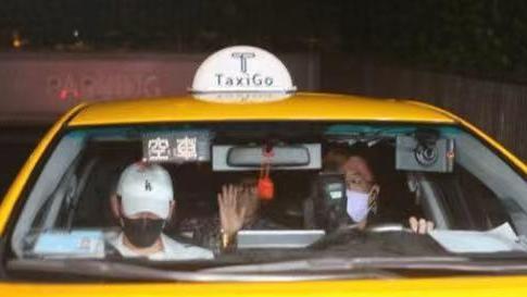 具俊晔|接具俊晔出关的神秘白衣男被曝光，是大小S的经纪助理，长相清秀