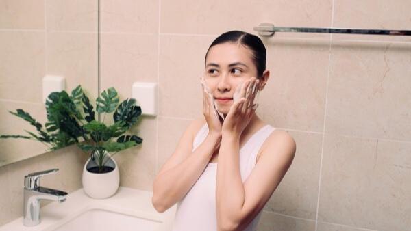 面膜|起床后做好这“2点”，皮肤水嫩光滑有弹性，后面上妆更服帖