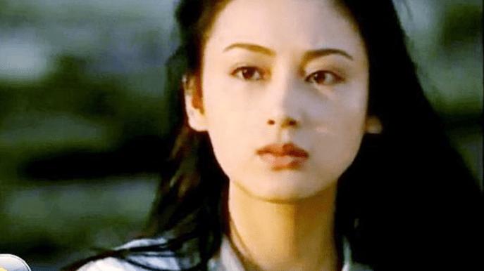 她曾是“大陆第一美人”，巅峰时到底有多美，看到年轻旧照就知道了！