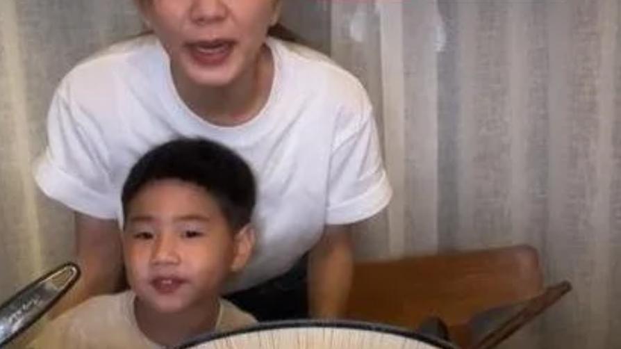 Selina|Selina素颜上Ella直播　羞喊：恋爱中的女人最美