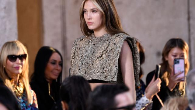 谷爱凌|谷爱凌走秀！史上最丑造型出炉，面无表情腿也短，女神形象尽毁