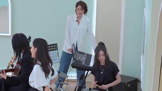 于文文|于文文、刘恋亲密互动，赵梦吃醋，张天爱突然撒娇太好笑