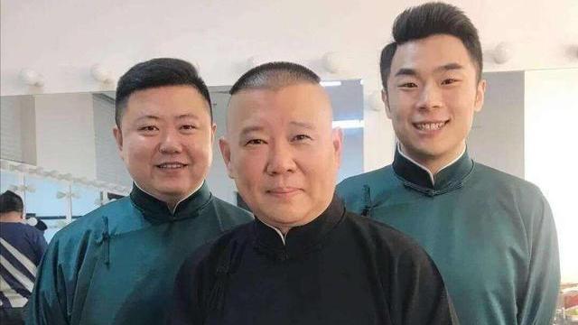 张九南|没有演出却登台报幕，德云社张九南客串报幕员，网友：狗子真敬业