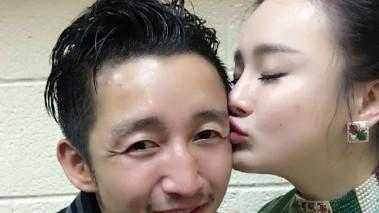 邹市明|邹市明娇妻为全家理发！穿短裤秀大长腿，素颜出镜变化大似整容