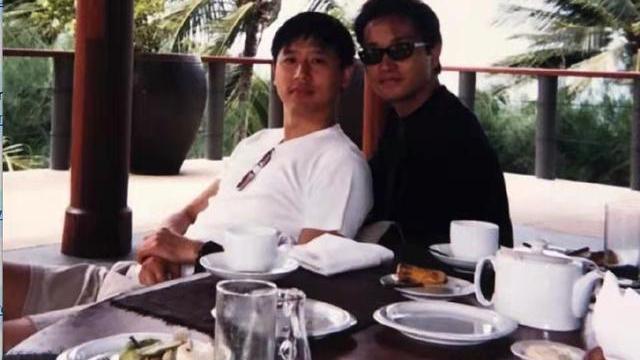 唐鹤德|唐鹤德另类怀念张国荣，两个人偎依在一起神采飞扬，粉丝都看哭了