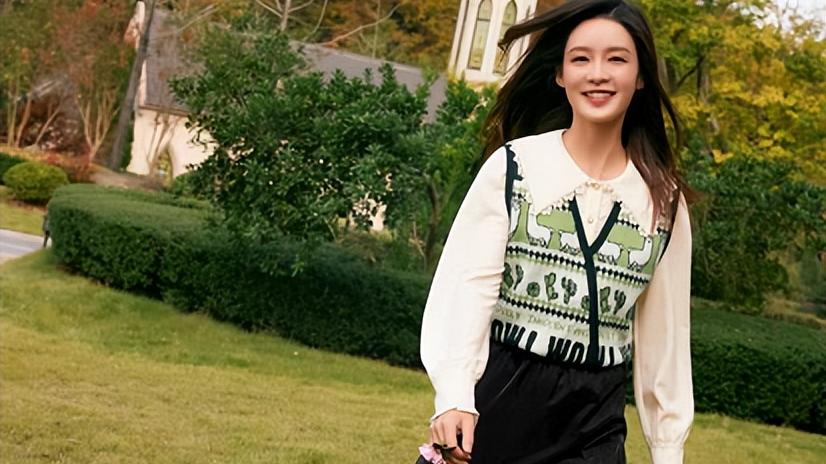 李沁|被李沁的减龄穿搭圈粉了，基础款被她穿出满满少女感，值得借鉴